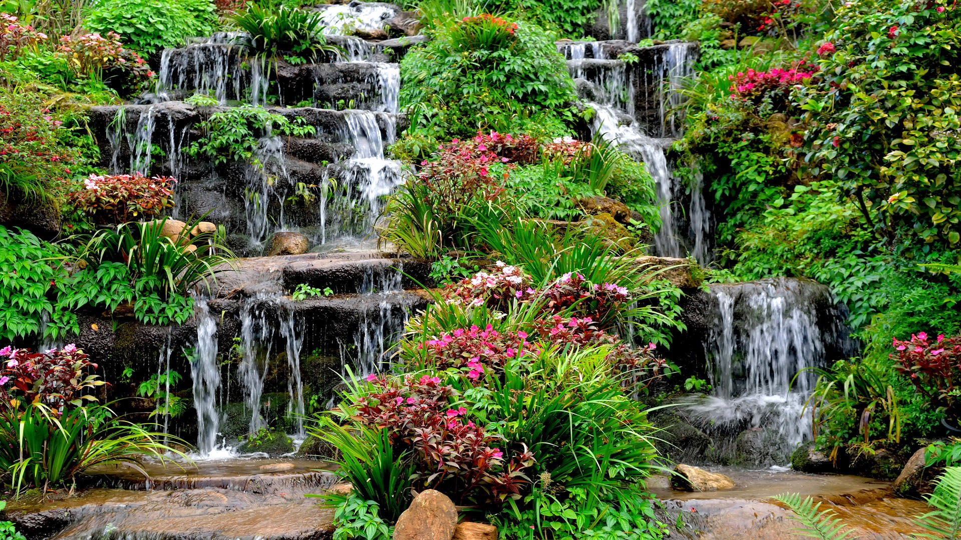 You are currently viewing Transforming Your Outdoor Haven: Embrace Paradise with a Garden Waterfall